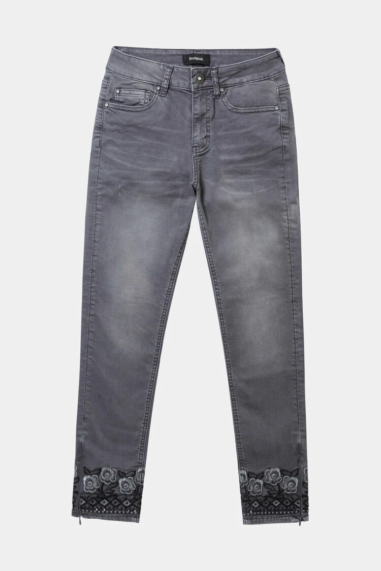Foreign trade tail single sand washing and old trousers exquisite rose embroidery stretch jeans
Foreign trade tail single sand washing and old trousers exquisite rose embroidery stretch jeans