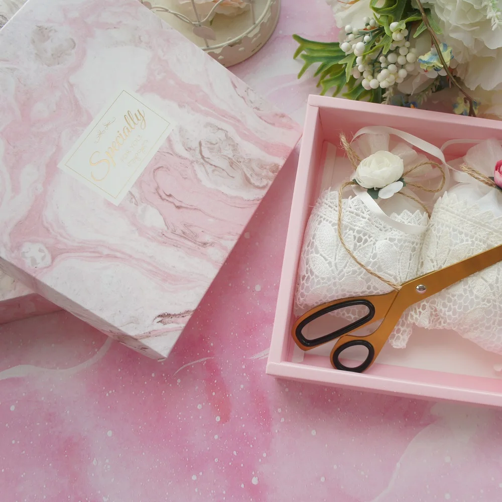 20*20*6cm 3set Gold Pink White Marble Special Design Paper Box + Bag As Baby Shower Birthday Wedding Gift Packaging Use
20*20*6cm 3set Gold Pink White Marble Special Design Paper Box + Bag As Baby Shower Birthday Wedding Gift Packaging Use