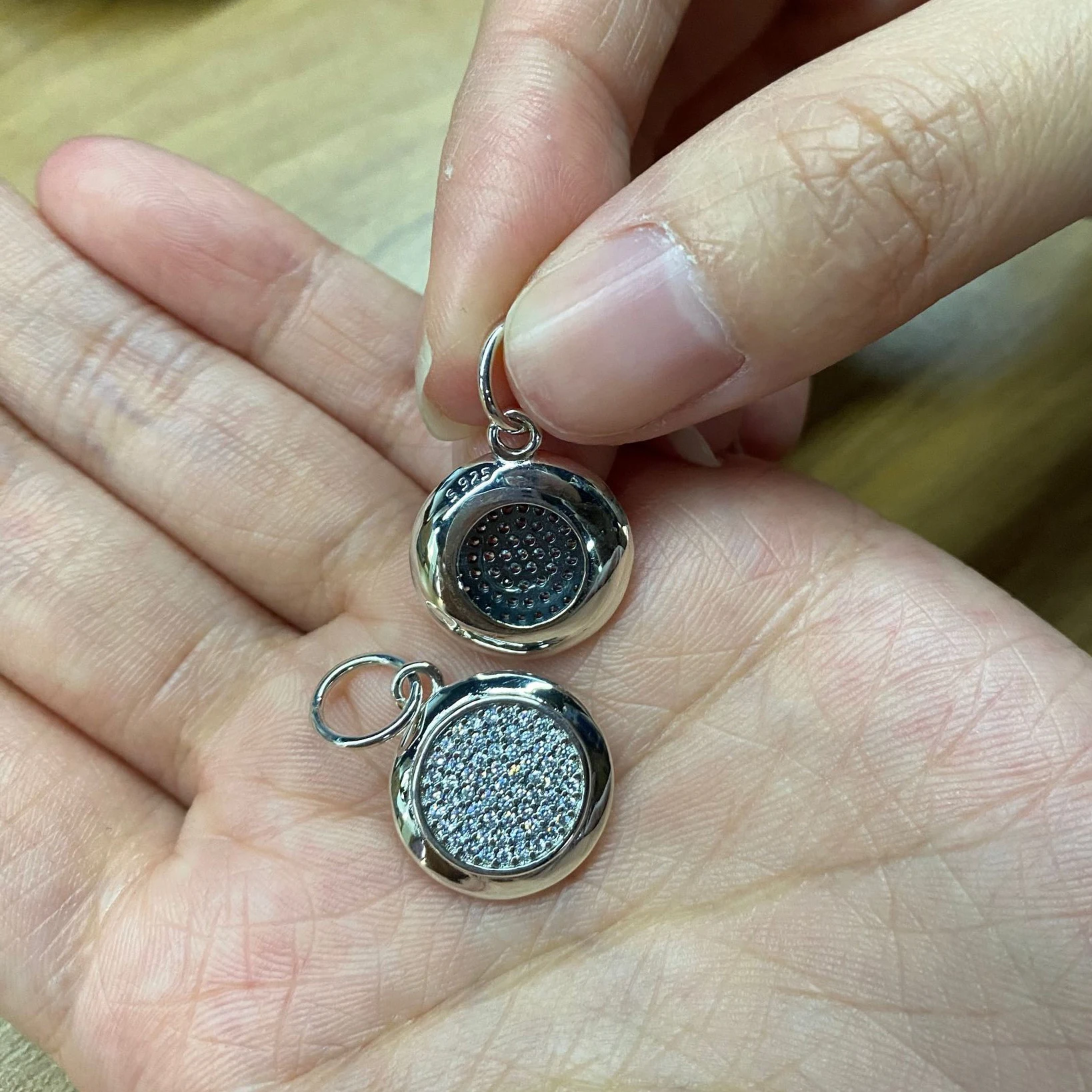 New Original 925 Sterling Silver Bead Sparkling Pave Dangle Charm Clear CZ Fit Pandora Bracelet Necklace DIY Women Jewelry
New Original 925 Sterling Silver Bead Sparkling Pave Dangle Charm Clear CZ Fit Pandora Bracelet Necklace DIY Women Jewelry