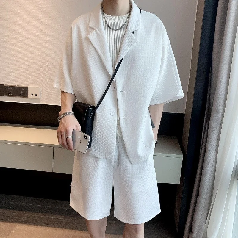 Mens Harajuku Summer Short Sleeve Blazer Suit Two Piece Set Loose Fit Knee Length Shorts Suits Casual Streetwear Designer Sets
Mens Harajuku Summer Short Sleeve Blazer Suit Two Piece Set Loose Fit Knee Length Shorts Suits Casual Streetwear Designer Sets