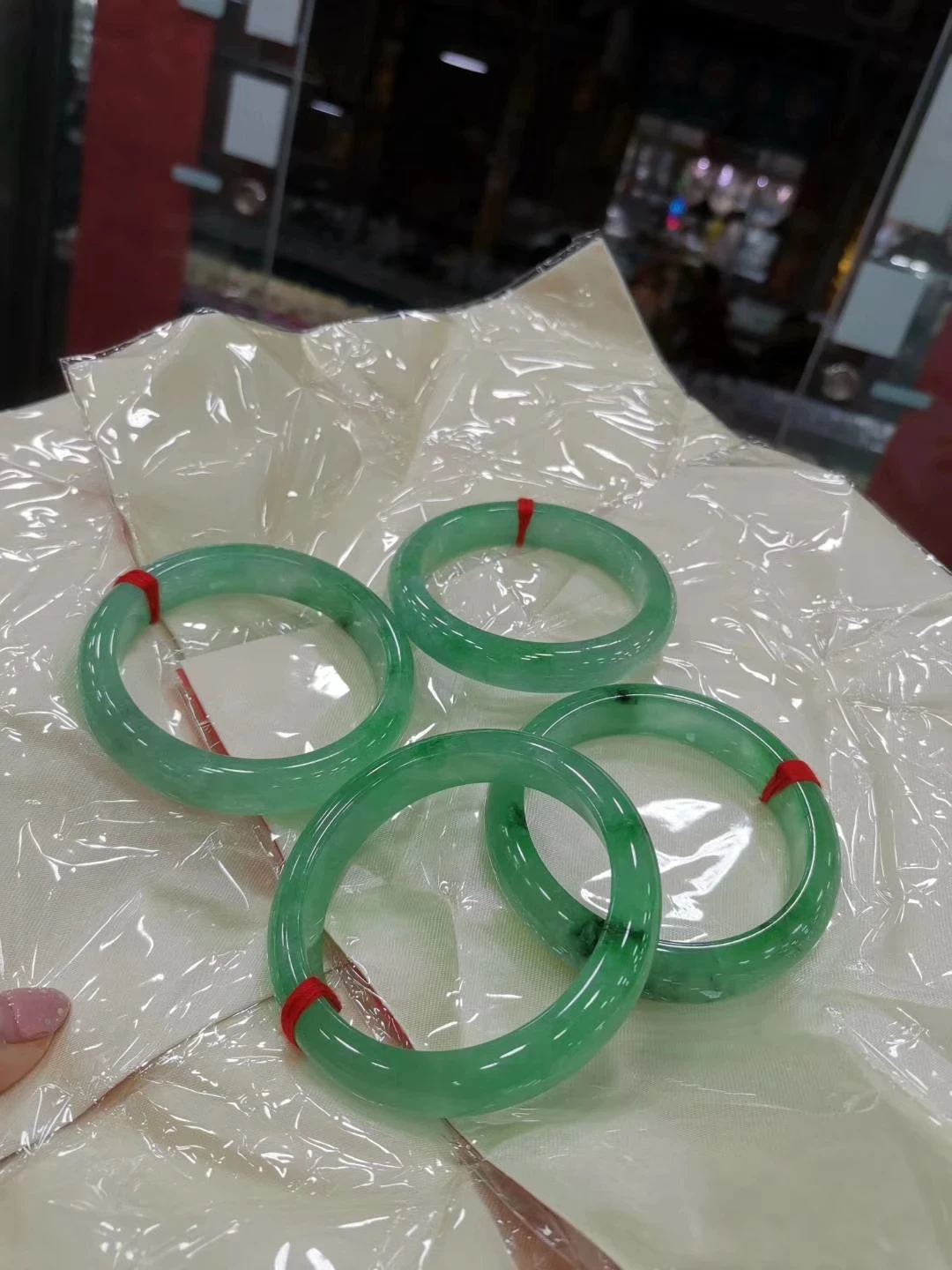 Certified Light Carved Real Myanmar Green Bangles Handcarved Lucky Flower Jadeite Round Bracelet Emerald Jade Jewelry
Certified Light Carved Real Myanmar Green Bangles Handcarved Lucky Flower Jadeite Round Bracelet Emerald Jade Jewelry