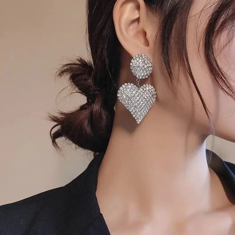 Shiny Rhinestone retro Heart Pendant women's Earrings exaggerated Earrings peach heart fashion trend women's jewelry
Shiny Rhinestone retro Heart Pendant women's Earrings exaggerated Earrings peach heart fashion trend women's jewelry