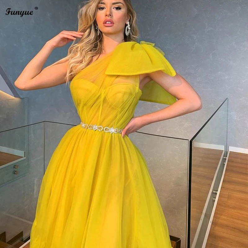 Yellow Short Prom Dresses 2021 New Vestidos One Shoulder Crystal Belt Bow A Line Tulle Tea Length Homecoming Formal Party Gowns
Yellow Short Prom Dresses 2021 New Vestidos One Shoulder Crystal Belt Bow A Line Tulle Tea Length Homecoming Formal Party Gowns