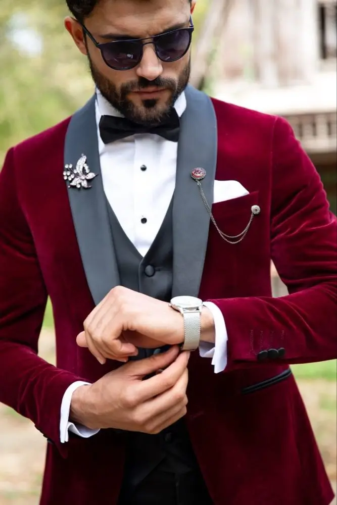Lates Design Red Velvet Coat Pant Mens Suit Satin Vest Tuxedos 3 Piece Wedding Prom Dinner Party Male Clothing Costume Made
Lates Design Red Velvet Coat Pant Mens Suit Satin Vest Tuxedos 3 Piece Wedding Prom Dinner Party Male Clothing Costume Made