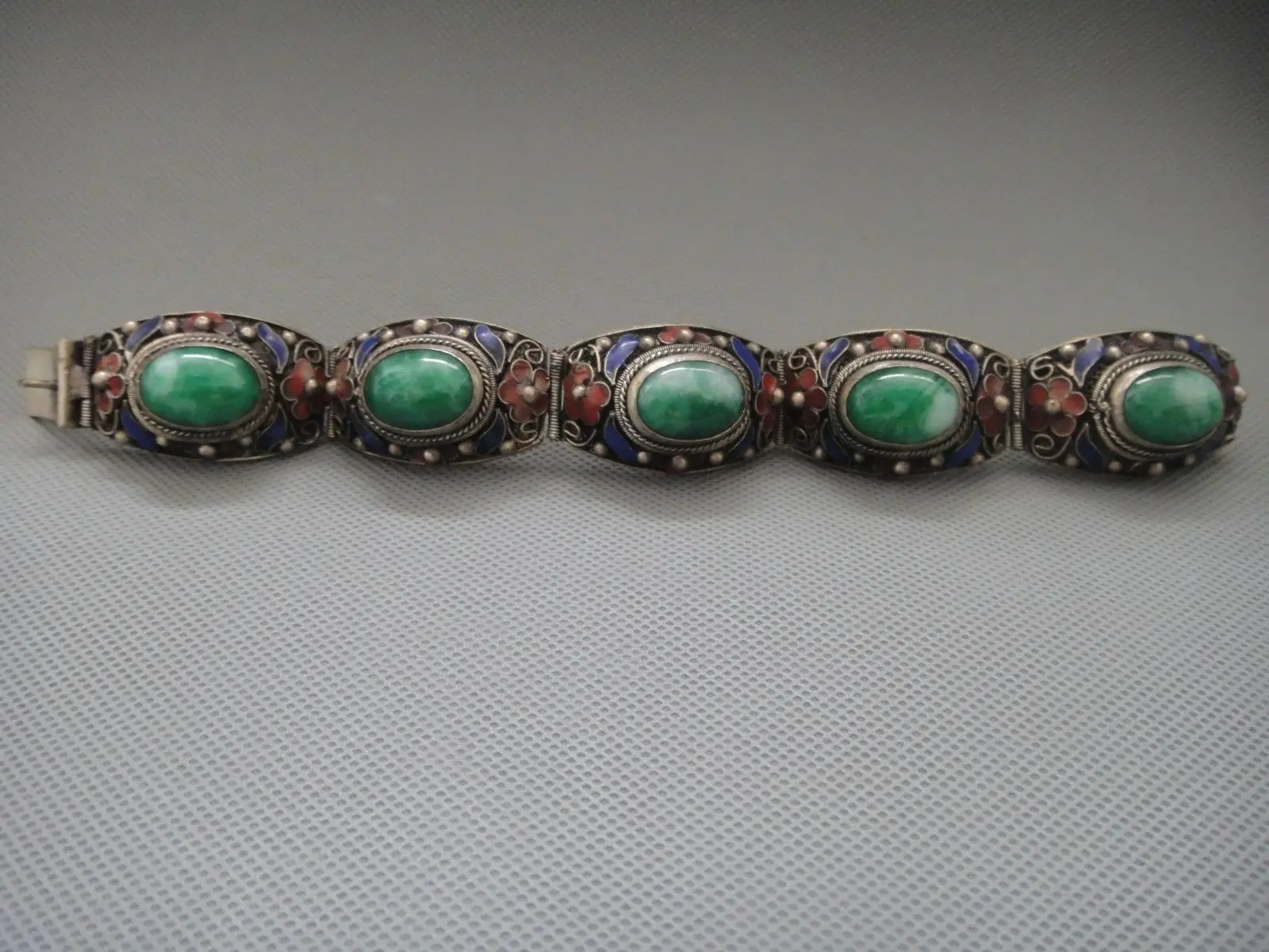 Tibet Dynasty Palace Cloisonne Silver Inlaid Jade Bracelet Chinese Traditional Artwork for Women
Tibet Dynasty Palace Cloisonne Silver Inlaid Jade Bracelet Chinese Traditional Artwork for Women