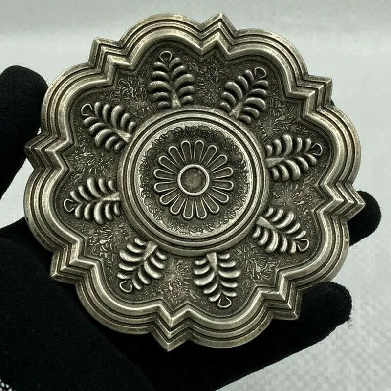 Old Chinese Tibet Silver Handcarved Pattern Plate Zhenguan Mark Statues for Decoration Collection Ornaments
Old Chinese Tibet Silver Handcarved Pattern Plate Zhenguan Mark Statues for Decoration Collection Ornaments