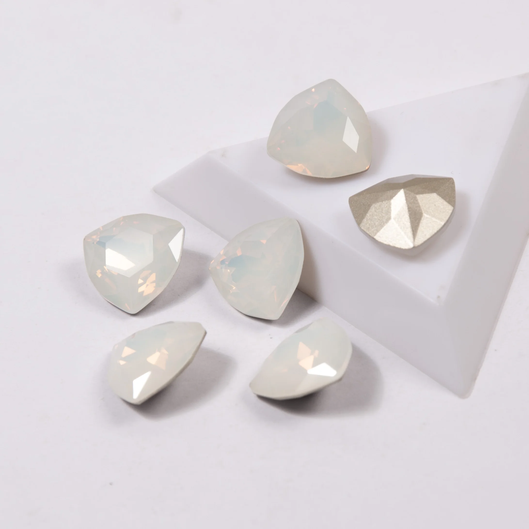 White Opal Color Trilliant Shape 7mm 12mm 17mm Glass Crystal Material Nail on Stones Popular Rhinestones For 3D Nail Art Gems
White Opal Color Trilliant Shape 7mm 12mm 17mm Glass Crystal Material Nail on Stones Popular Rhinestones For 3D Nail Art Gems