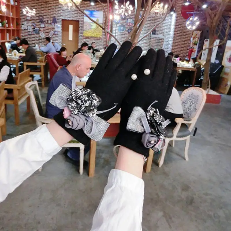 Luxury Small Fragrant Flower Bow Lace Ball Gloves Winter Korean Thickened Cashmere Rabbit Touch Screen Finger Gloves Women
Luxury Small Fragrant Flower Bow Lace Ball Gloves Winter Korean Thickened Cashmere Rabbit Touch Screen Finger Gloves Women
