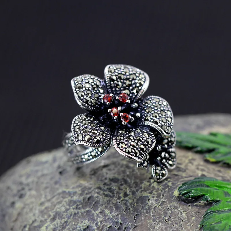 Uglyless Vintage Thai Silver Marcasite Flowers Rings for Women Blooming Big Size Floral Rings Solid 925 Silver Garnet Jewelry
Uglyless Vintage Thai Silver Marcasite Flowers Rings for Women Blooming Big Size Floral Rings Solid 925 Silver Garnet Jewelry