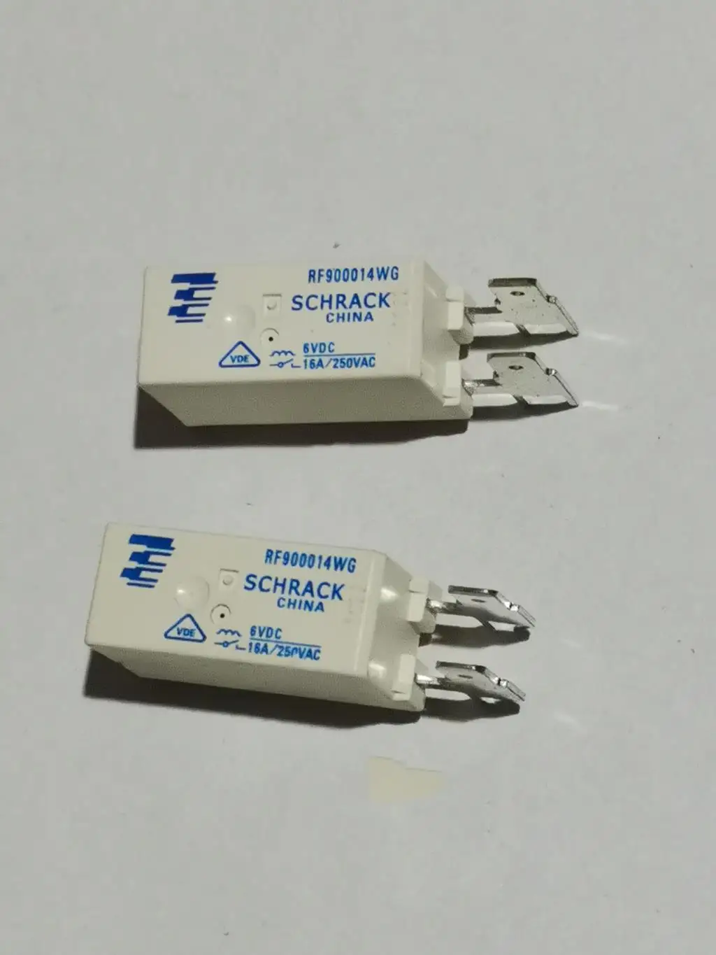 5PCS/lot 100%New relay RF900014WG 16A 6VDC RF900012WG 9VDC A set of normally open
5PCS/lot 100%New relay RF900014WG 16A 6VDC RF900012WG 9VDC A set of normally open
