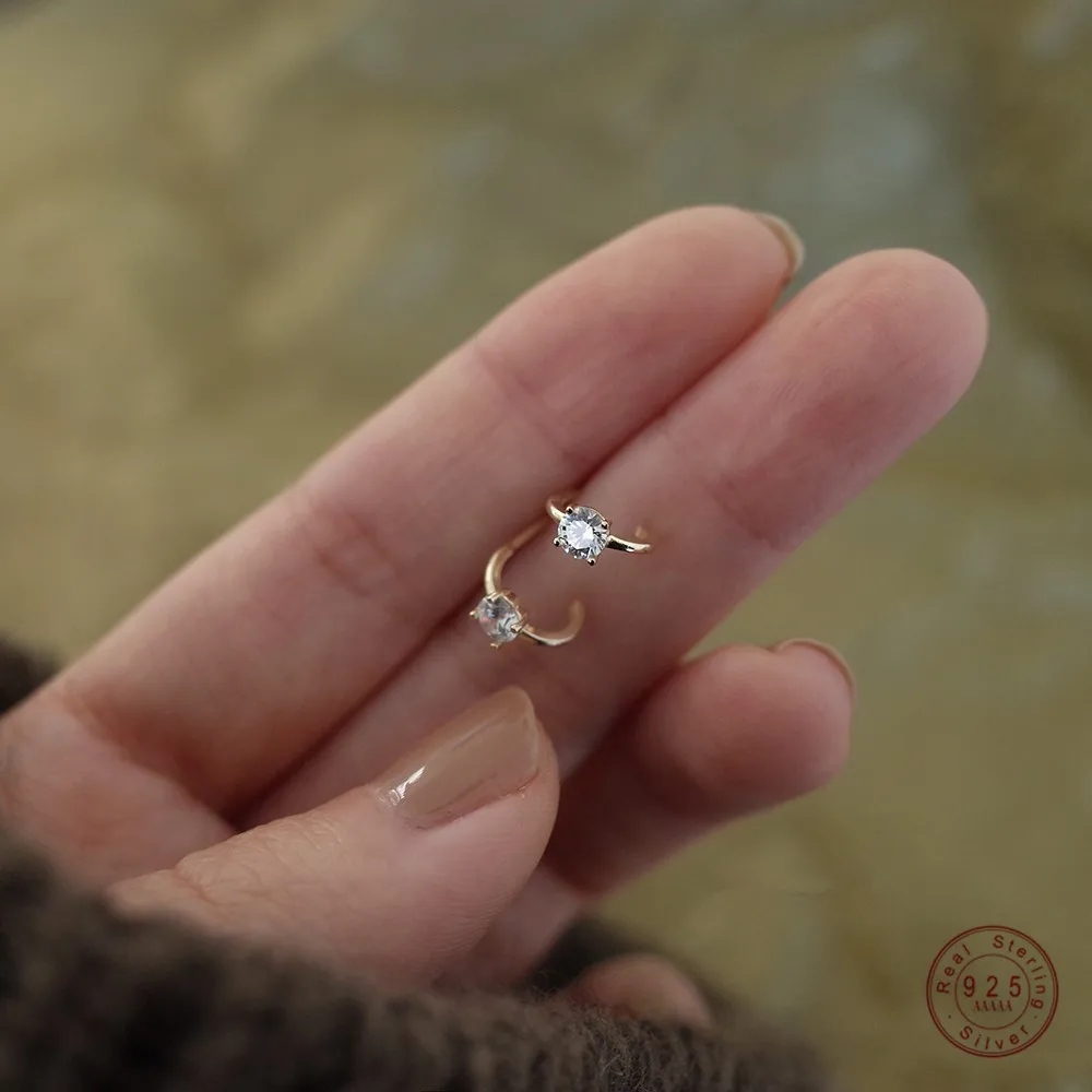 925 Sterling Silver 14k Gold Plating Curved Design Single Zircon Small Earrings Women Korean Temperament Wedding Jewelry Gifts
925 Sterling Silver 14k Gold Plating Curved Design Single Zircon Small Earrings Women Korean Temperament Wedding Jewelry Gifts