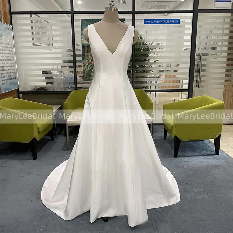 Simple Backless Wedding Dress With Buttons Back White V Neck Matte Satin A Line Bridal Gown Vintage Sweep Train Vestido de Noiva
Simple Backless Wedding Dress With Buttons Back White V Neck Matte Satin A Line Bridal Gown Vintage Sweep Train Vestido de Noiva
