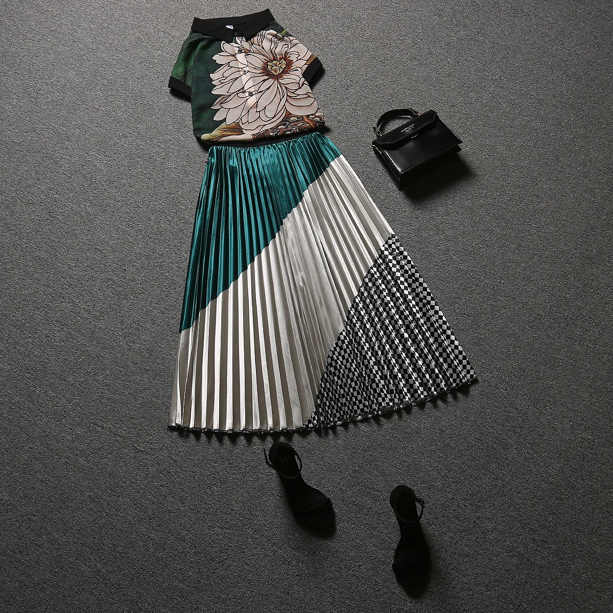 New Summer Women's Skirts Suits Vintage Retro Printed Short Sleeve Blouses And Long Pleated Elegant Skirt Party Suits Set NS206
New Summer Women's Skirts Suits Vintage Retro Printed Short Sleeve Blouses And Long Pleated Elegant Skirt Party Suits Set NS206