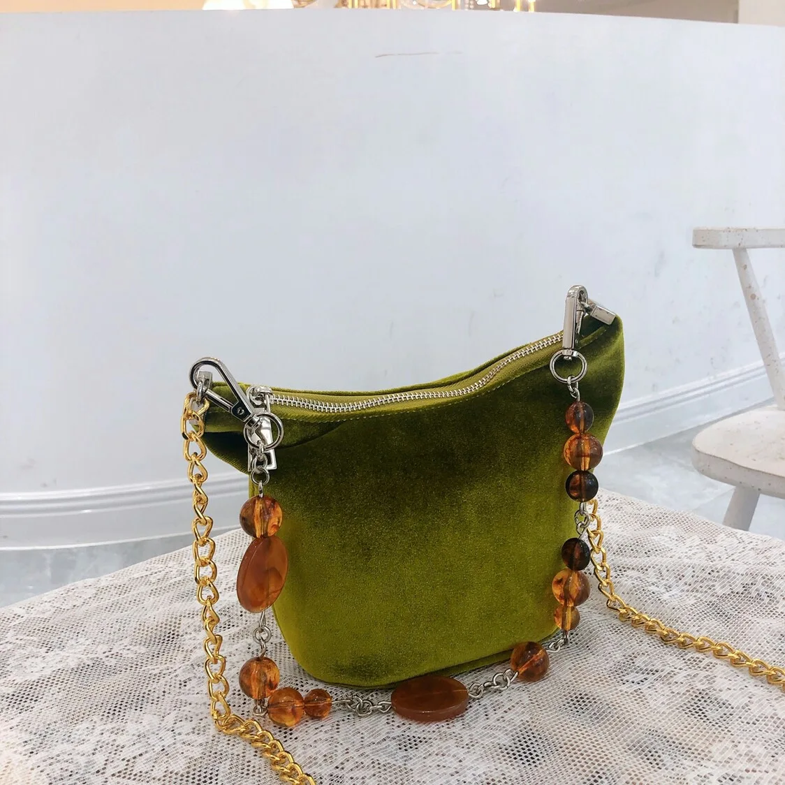 Retro Velvet Acrylic Cloth Handbag Winter Lady Bag Underarm Shoulder Bag Design Female Purses Clutches Evening bag
Retro Velvet Acrylic Cloth Handbag Winter Lady Bag Underarm Shoulder Bag Design Female Purses Clutches Evening bag