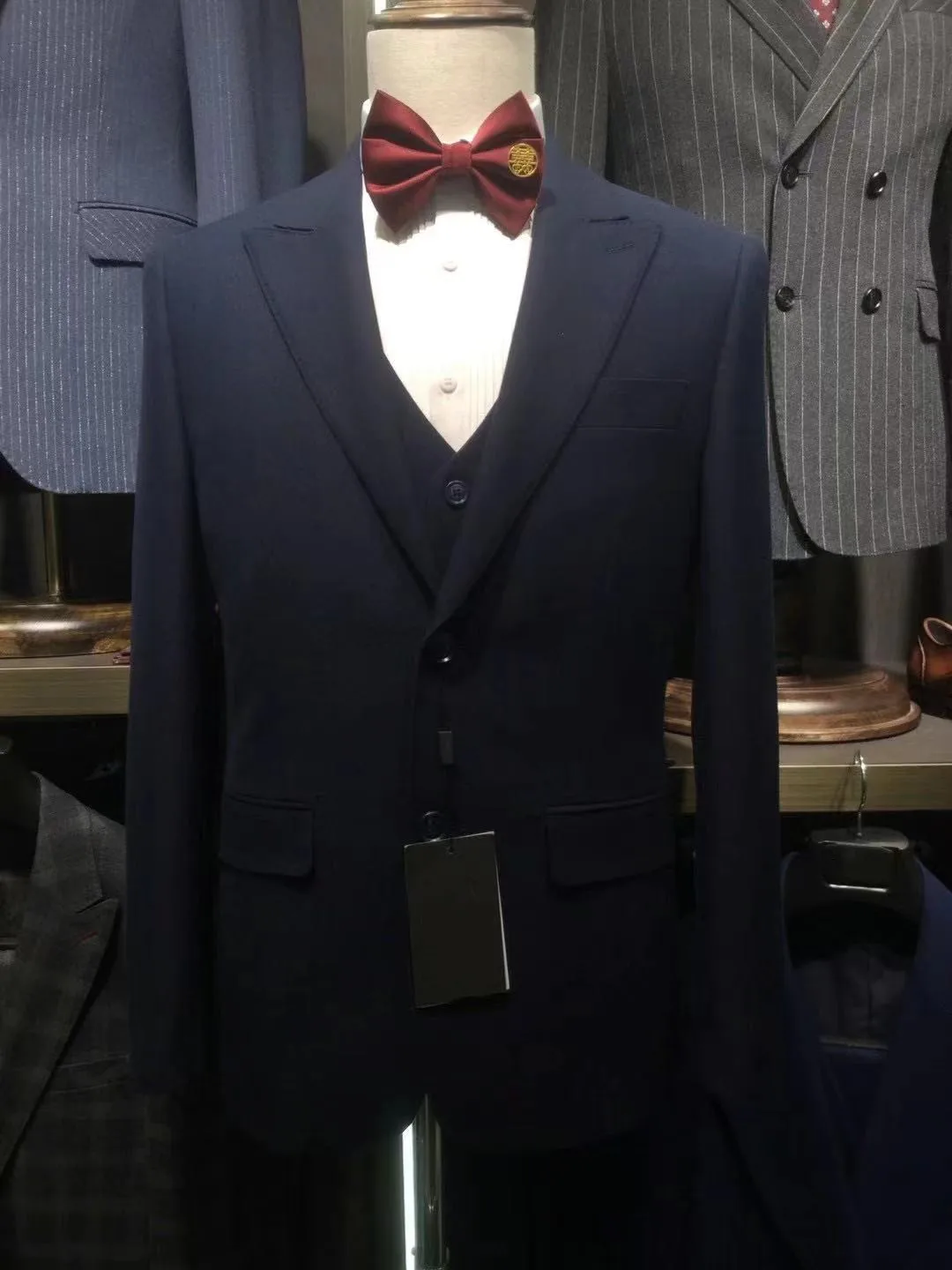 Custom made plus size suits Fashion dark blue wedding suit for men slim fit 3 piece formal groom best man party business Blazer
Custom made plus size suits Fashion dark blue wedding suit for men slim fit 3 piece formal groom best man party business Blazer