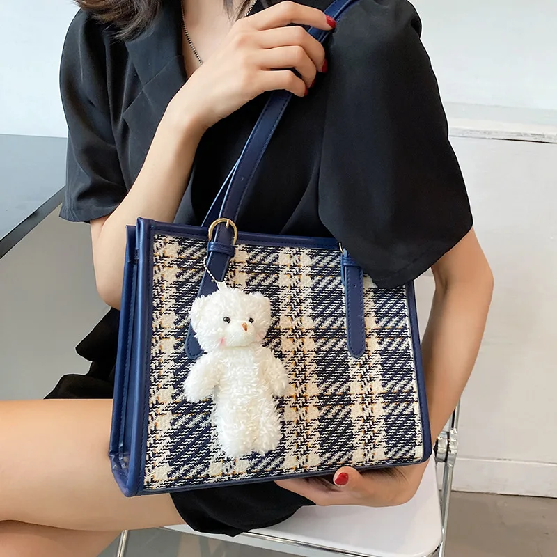 2021 ladies casual messenger bag summer new large-capacity handbag fashion plaid shoulder bag female bear tote bag
2021 ladies casual messenger bag summer new large-capacity handbag fashion plaid shoulder bag female bear tote bag