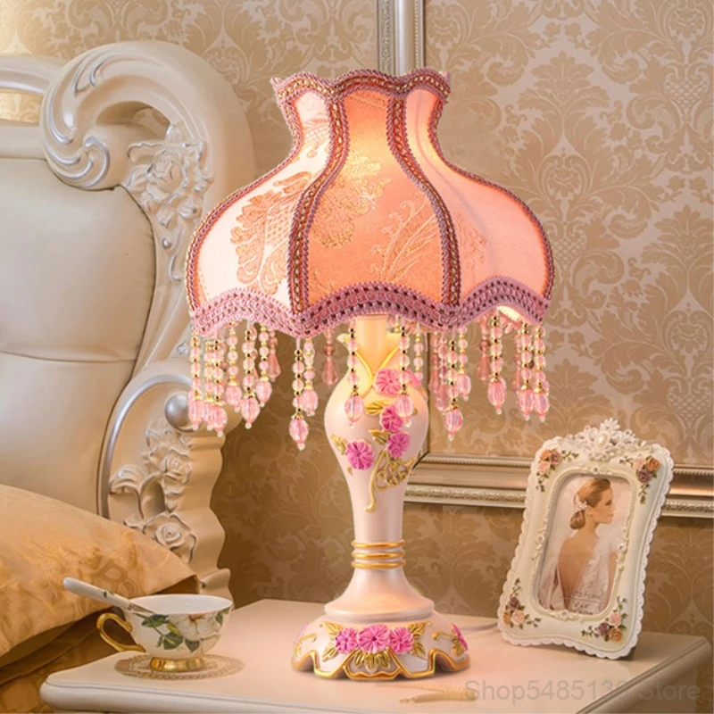 European Style Pink Resin Table Lamp Bedroom Bedside Lamp LED Indoor Lighting Fixture Living Room Study Home Decoration Lighting
European Style Pink Resin Table Lamp Bedroom Bedside Lamp LED Indoor Lighting Fixture Living Room Study Home Decoration Lighting