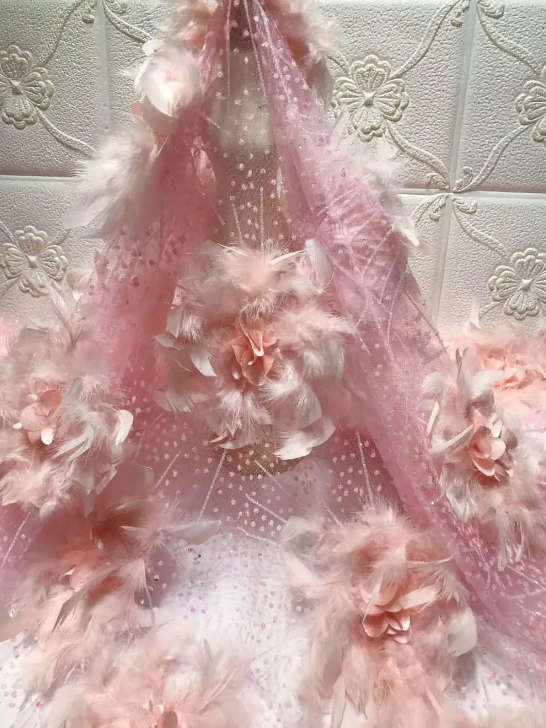 Beautiful evening dress feather embroidery fabric new French mesh tulle African lace Nigeria sequin embroidery lace, dress skirt
Beautiful evening dress feather embroidery fabric new French mesh tulle African lace Nigeria sequin embroidery lace, dress skirt