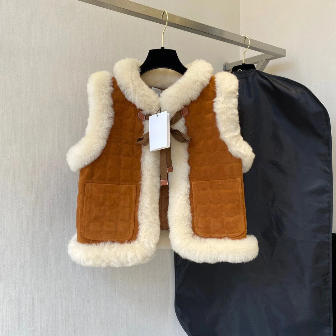 Winter Women's Fur Vest High-End Luxury Brand Clothing Vintage Furry Cashmere Contrast Stitching Design Sleeveless Outwear 54200
Winter Women's Fur Vest High-End Luxury Brand Clothing Vintage Furry Cashmere Contrast Stitching Design Sleeveless Outwear 54200