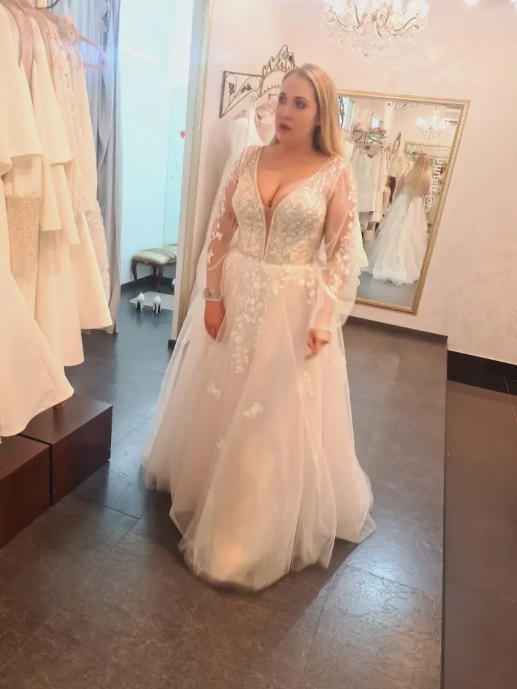 Verngo Plus Size Lace Applique Wedding Dress Long Sleeves V Neck Sweep Train Bridal Gowns Vintage Robe de mariage Custom Made
Verngo Plus Size Lace Applique Wedding Dress Long Sleeves V Neck Sweep Train Bridal Gowns Vintage Robe de mariage Custom Made