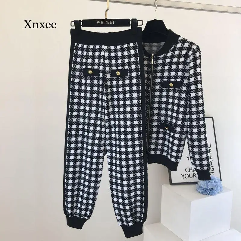 Autumn and Winter Women's Retro Gold Button Plaid Zipper Knitted Cardigan + Rand Pants 2-Piece Sportswear
Autumn and Winter Women's Retro Gold Button Plaid Zipper Knitted Cardigan + Rand Pants 2-Piece Sportswear