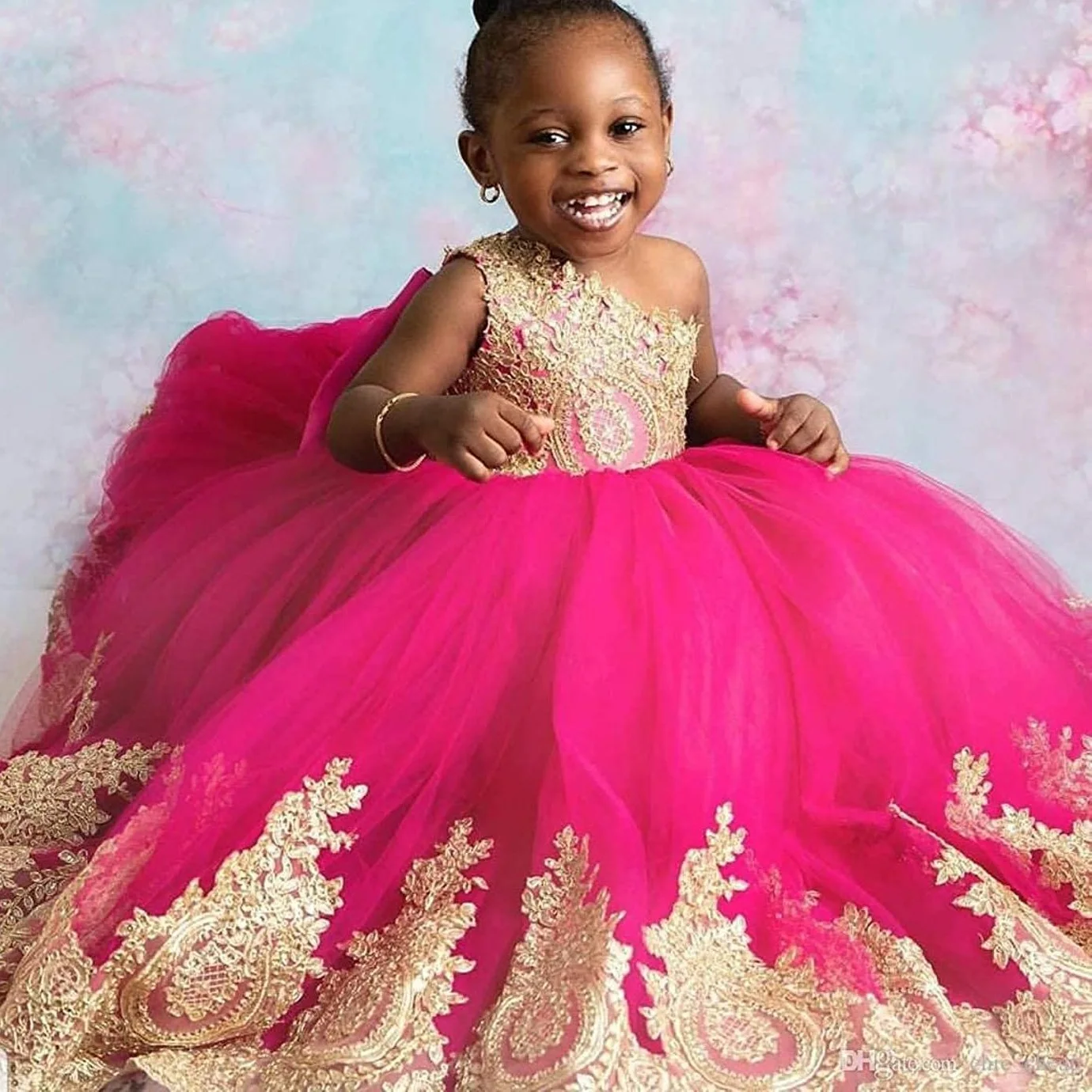 One Shoulder Rose Red Flower Girl Dresses with Gold Lace African Girls Pageant Knot Bow Long Tulle Girls Birthday Party Gowns
One Shoulder Rose Red Flower Girl Dresses with Gold Lace African Girls Pageant Knot Bow Long Tulle Girls Birthday Party Gowns