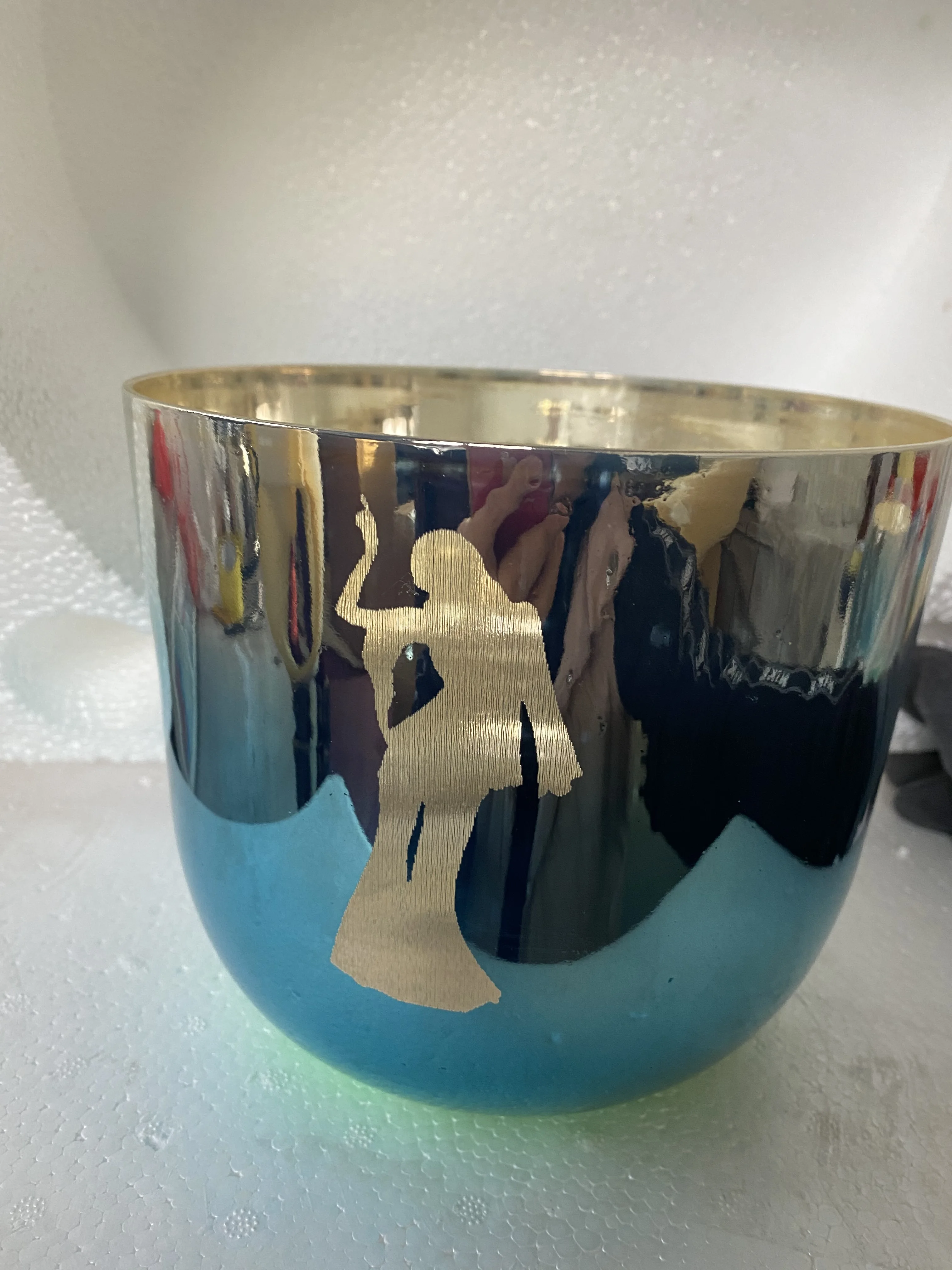 Mixed color crystal singing bowl silver & blue color 3rd octave "G" note throat chakra 432Hz for sound healing.
Mixed color crystal singing bowl silver & blue color 3rd octave "G" note throat chakra 432Hz for sound healing.