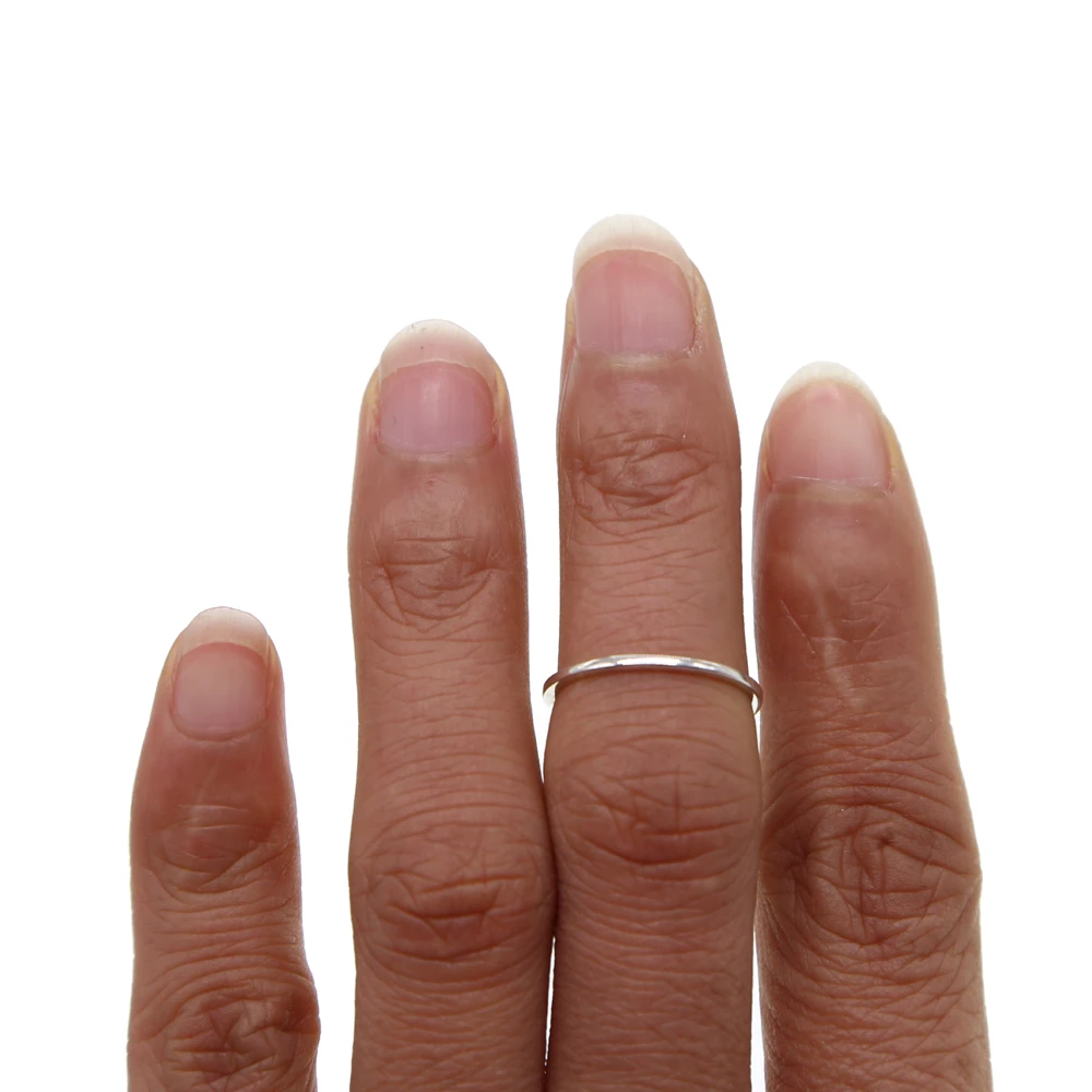 925 sterling silver classic simple thin band wholesale polished shiny size 4.5 midi knuckle silver ring
925 sterling silver classic simple thin band wholesale polished shiny size 4.5 midi knuckle silver ring