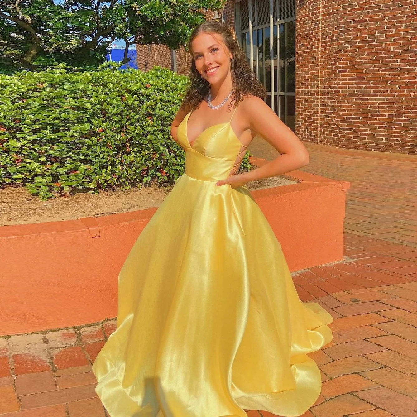 Yellow Simple Elegant Long Prom Dresses V-Neck Spaghetti Strap Satin A-line Sweep Train Women Formal Evening Party Gowns
Yellow Simple Elegant Long Prom Dresses V-Neck Spaghetti Strap Satin A-line Sweep Train Women Formal Evening Party Gowns
