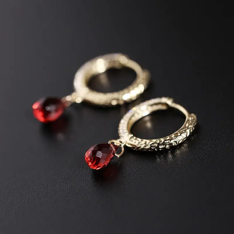 Original new red diamond-studded water drop garnet earrings exquisite and elegant charm creative retro female silver jewelry
Original new red diamond-studded water drop garnet earrings exquisite and elegant charm creative retro female silver jewelry