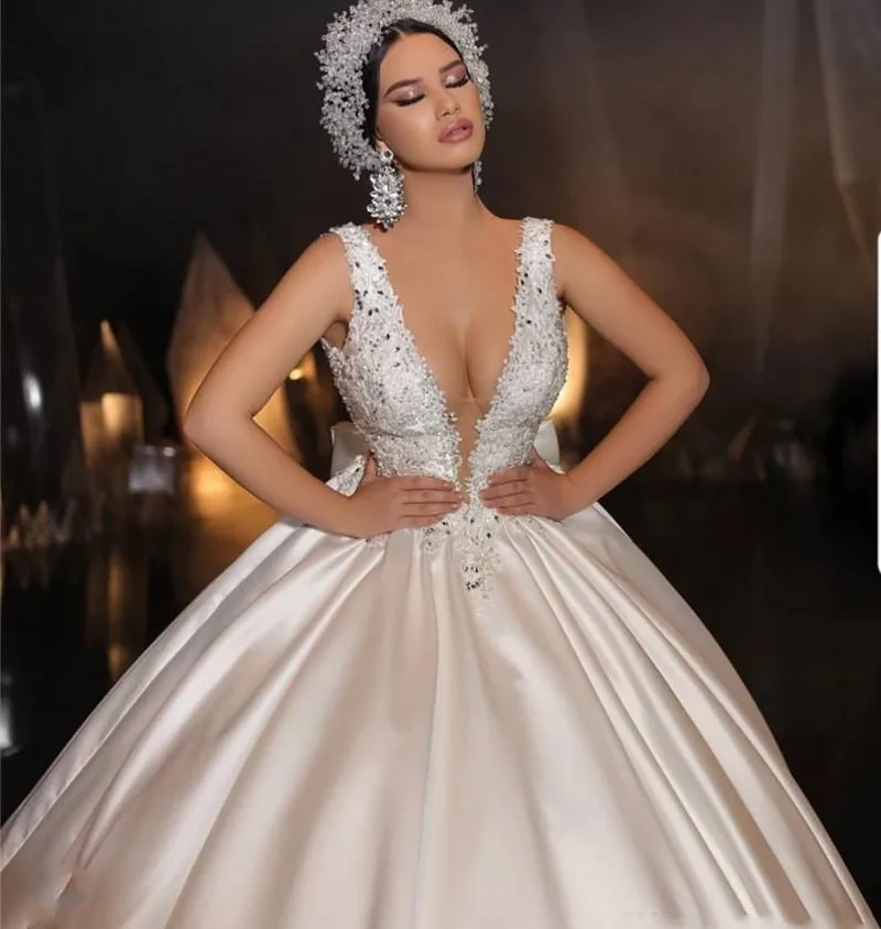 Sexy Open Back V Neck Satin Wedding Dress Appliqued Beads White Plus Size Saudi Arabic Dubai Bridal Gown Vestidos De Noiva
Sexy Open Back V Neck Satin Wedding Dress Appliqued Beads White Plus Size Saudi Arabic Dubai Bridal Gown Vestidos De Noiva