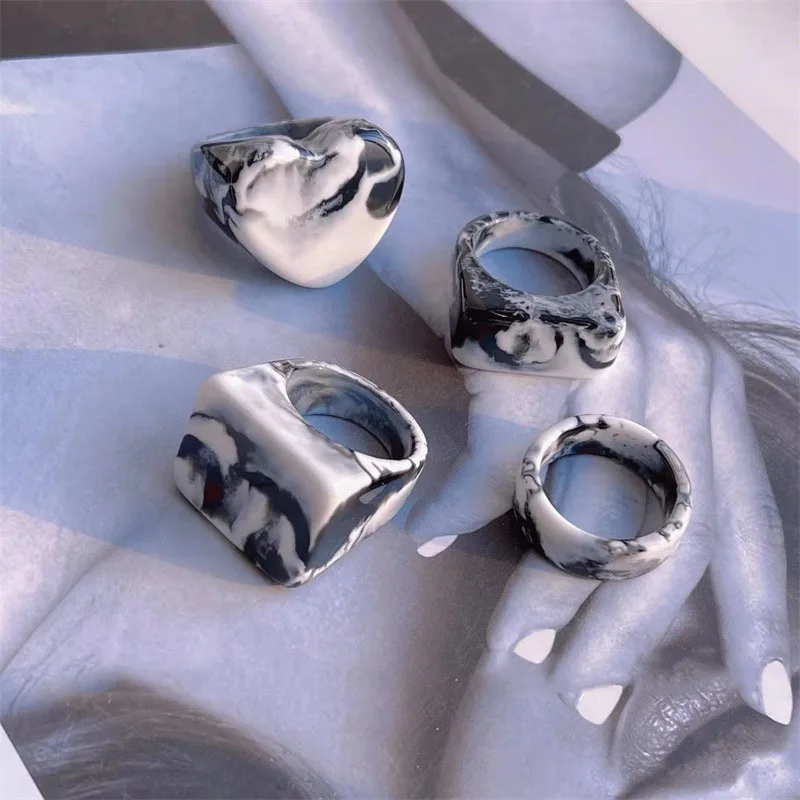 2022 Fashion Simple Black White Gradient Textured Resin Acrylic Geometric Heart Square Vintage Finger Ring For Women Jewelry New
2022 Fashion Simple Black White Gradient Textured Resin Acrylic Geometric Heart Square Vintage Finger Ring For Women Jewelry New
