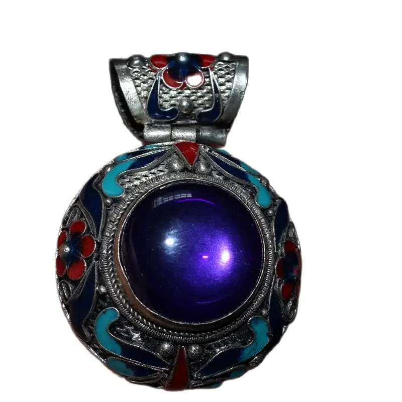China Old Tibetan Silver Cloisonne Inlaid Zircon Inlaid Tibetan Silver Pendant
China Old Tibetan Silver Cloisonne Inlaid Zircon Inlaid Tibetan Silver Pendant