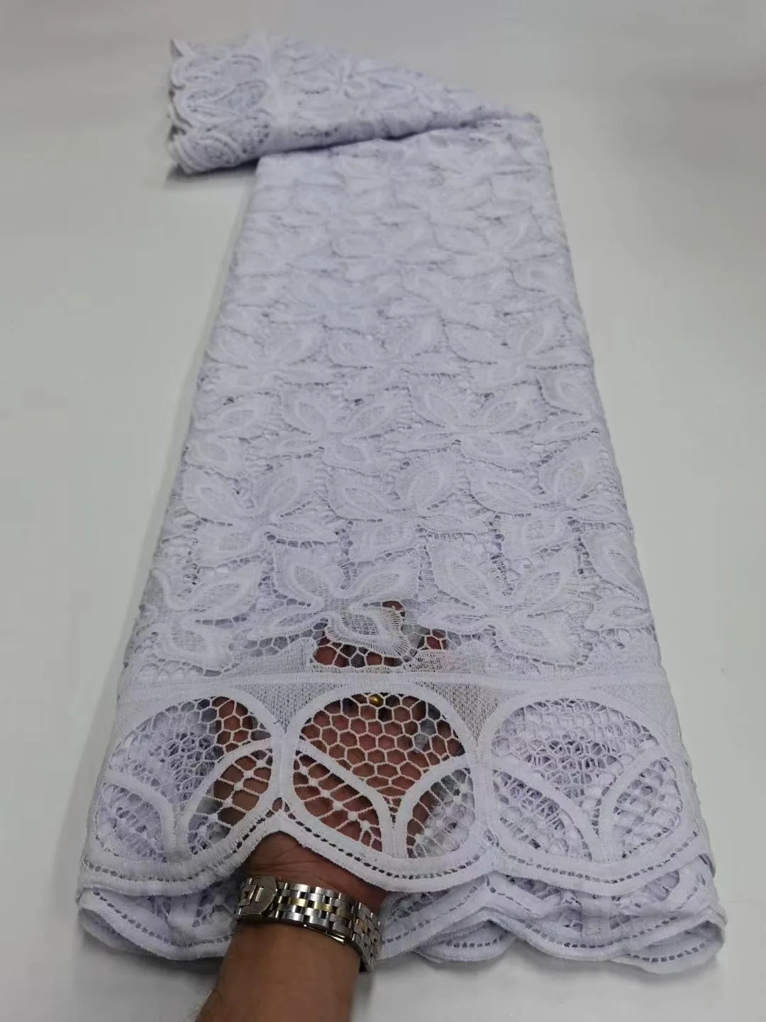 Pure white nigerian guipure lace water soluble fabric 2021 high quality french embroidery african cord lace mesh fabric KDP21161
Pure white nigerian guipure lace water soluble fabric 2021 high quality french embroidery african cord lace mesh fabric KDP21161