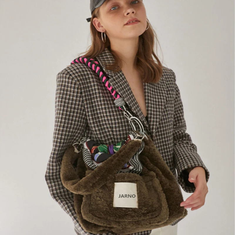Ladies messenger bag autumn and winter leisure large tote handbag shopping bag fashion faux lamb wool shoulder bag plush soft
Ladies messenger bag autumn and winter leisure large tote handbag shopping bag fashion faux lamb wool shoulder bag plush soft