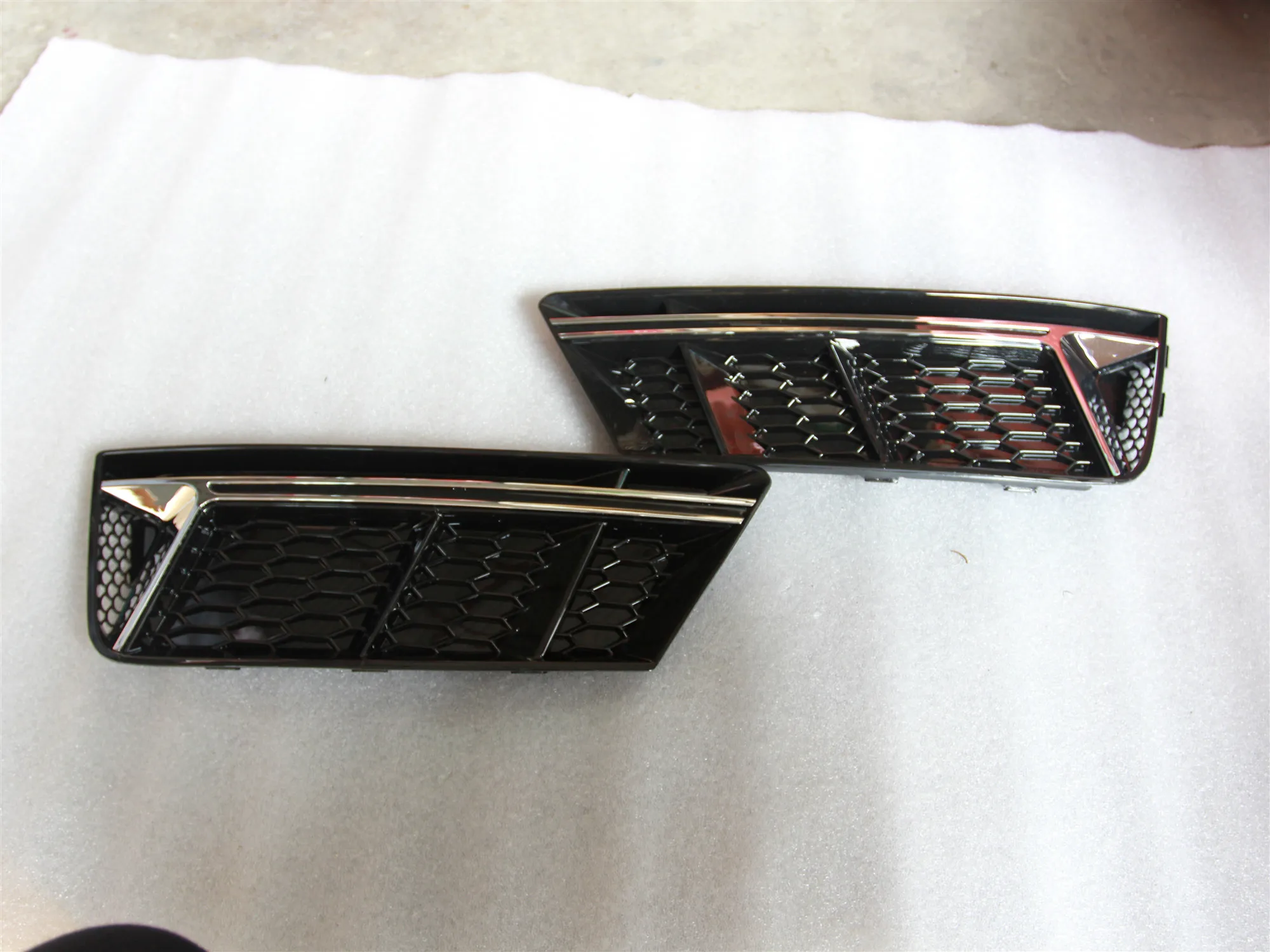 High Quality Car Front Bumper Fog Light Grille Grill For Audi A4 B9 2017 2018 Fog Light Lamp Cover Honeycomb Mesh
High Quality Car Front Bumper Fog Light Grille Grill For Audi A4 B9 2017 2018 Fog Light Lamp Cover Honeycomb Mesh