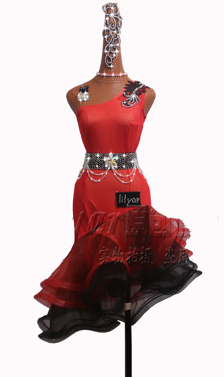 Latin Dance Costume competition dress black-and-red transition color skirt with sloping shoulders and fish bones #LD125
Latin Dance Costume competition dress black-and-red transition color skirt with sloping shoulders and fish bones #LD125