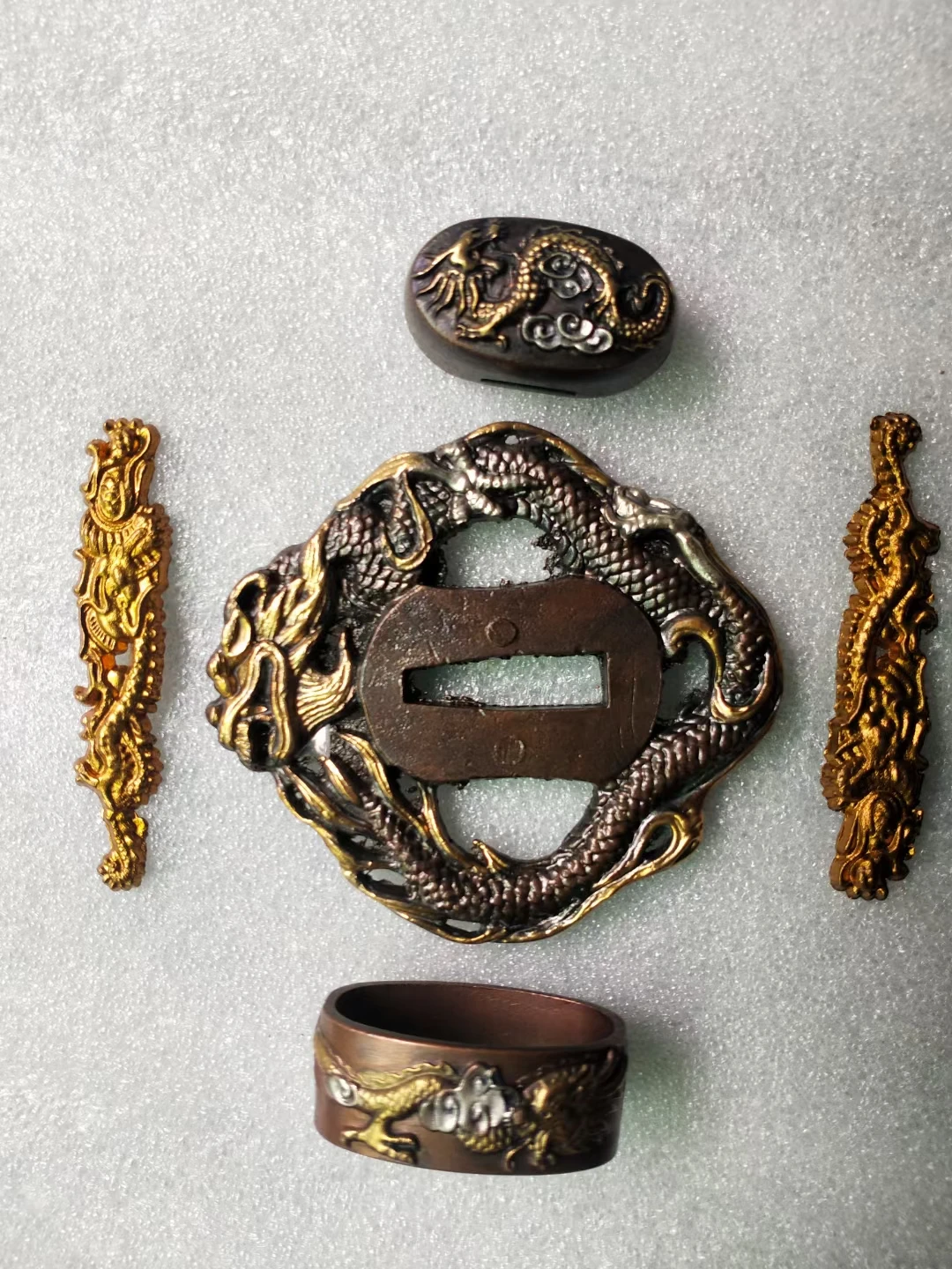 Quality Set Case Fuchi Tsuba Menuki Kashira Sword's Accessory Dragon Copper for Edge Wakizashi katana Sword Blade
Quality Set Case Fuchi Tsuba Menuki Kashira Sword's Accessory Dragon Copper for Edge Wakizashi katana Sword Blade