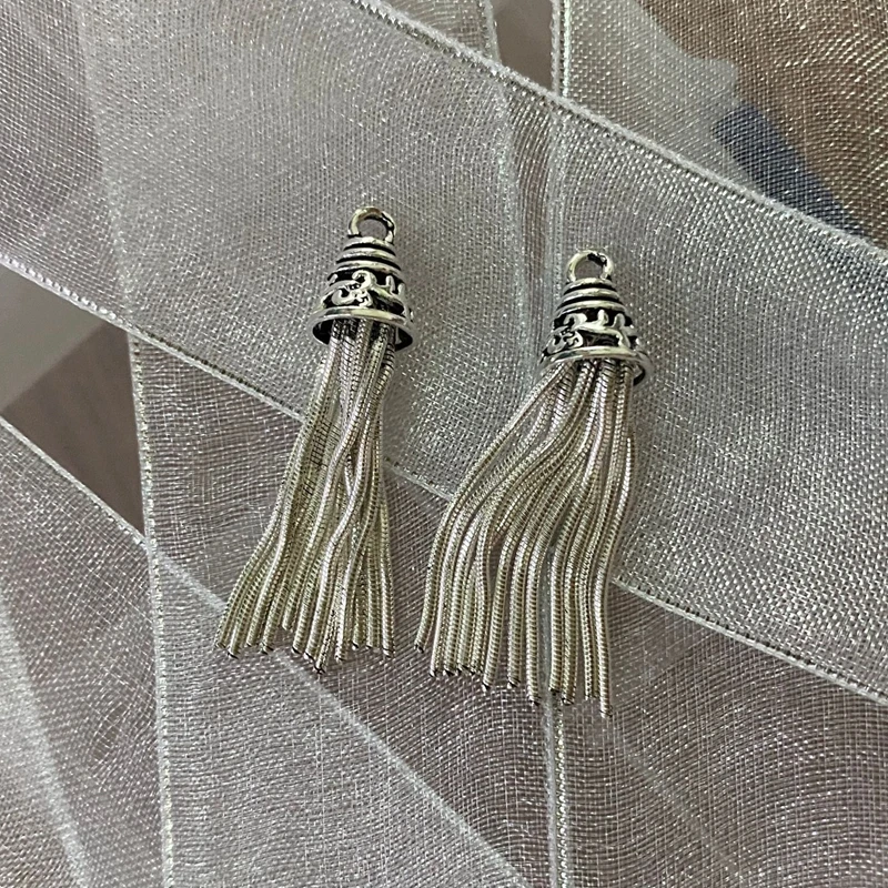 30MM Vintage Silver Color Tassels Shape " 925 Sterling Silver " Charms Pendants Jewelry Finding
30MM Vintage Silver Color Tassels Shape " 925 Sterling Silver " Charms Pendants Jewelry Finding