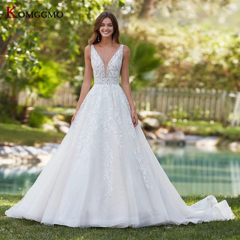 Custom Made V-Neck Embroidery Appliques Tulle Sleeveless Wedding Dress for Women Elegant Backless Chapel Train Bridal Ball Gown
Custom Made V-Neck Embroidery Appliques Tulle Sleeveless Wedding Dress for Women Elegant Backless Chapel Train Bridal Ball Gown