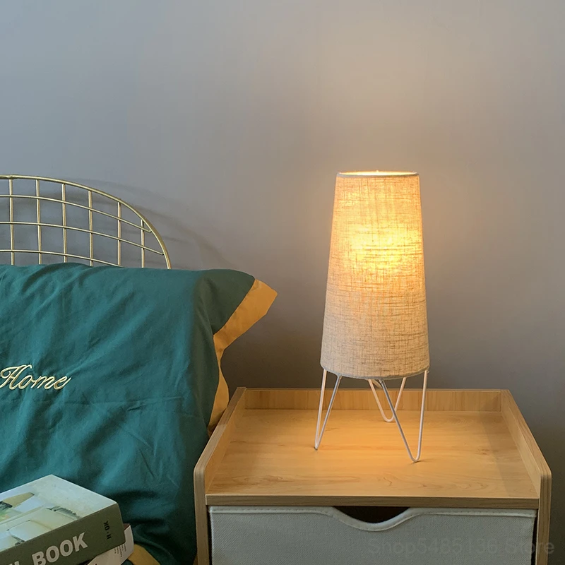 Japanese Style Linen Triangle Table Lamp Bedroom Bedside Study Living Room Desk Lamps Modern Led Standing Lights Home Art Decor
Japanese Style Linen Triangle Table Lamp Bedroom Bedside Study Living Room Desk Lamps Modern Led Standing Lights Home Art Decor