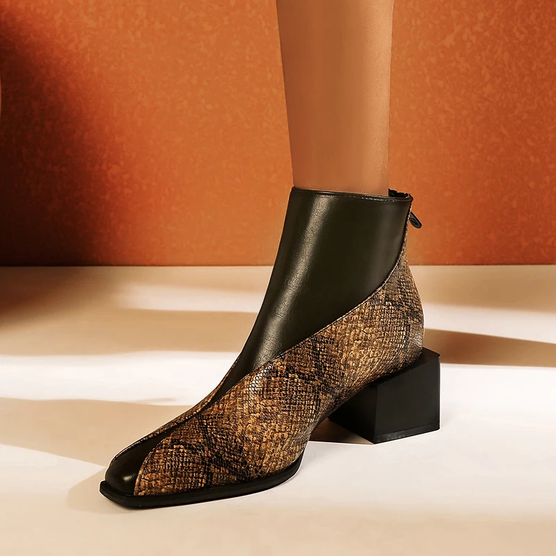 Женские ботильоны со змеиным принтом, кожаные ботинки в западном стиле, с острым носком и пряжкой, мотоциклетные женские ботинки без шнуровки, botas mujer 
Женские ботильоны со змеиным принтом, кожаные ботинки в западном стиле, с острым носком и пряжкой, мотоциклетные женские ботинки без шнуровки, botas mujer