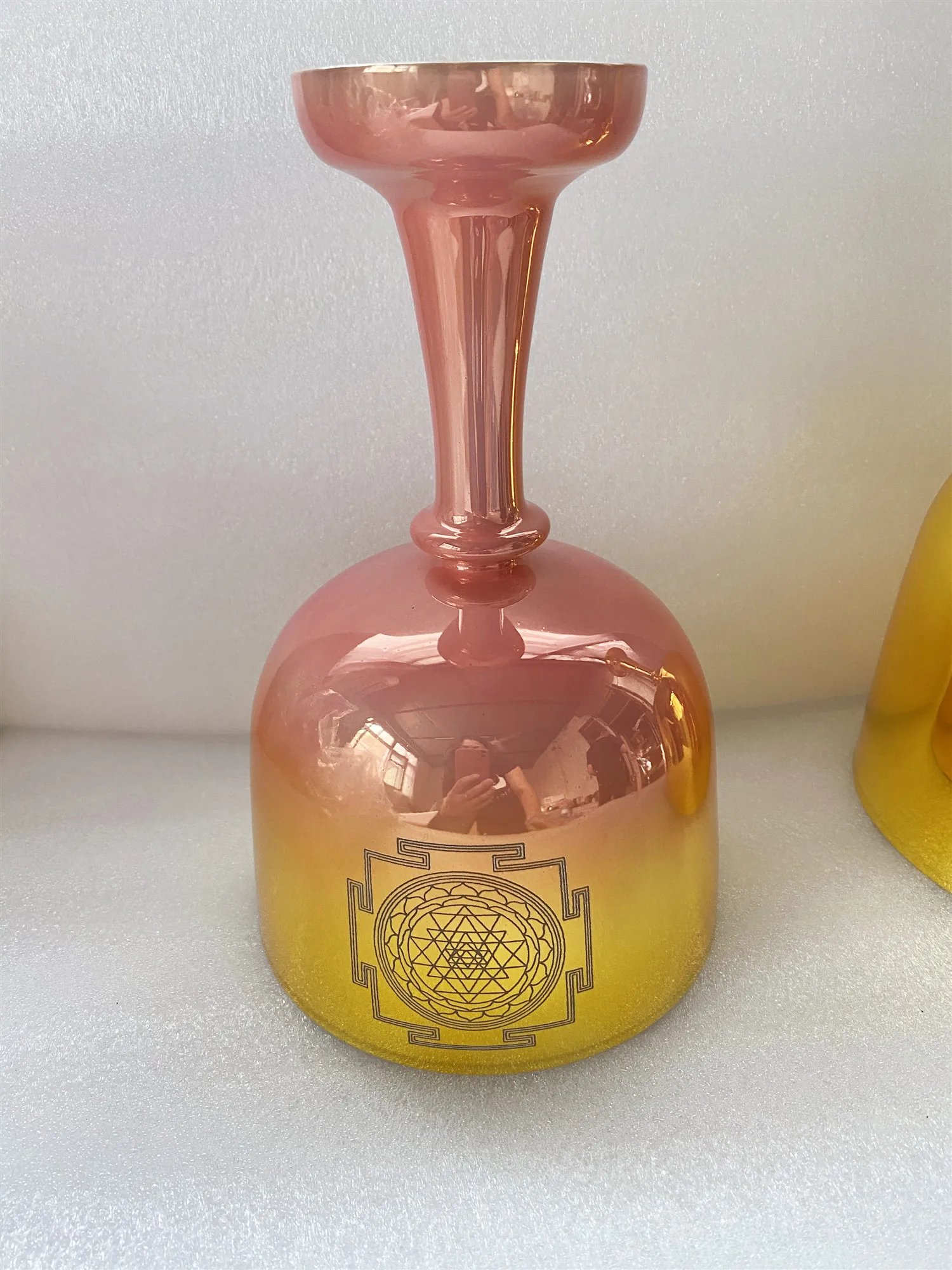 4th octave C note mixed shinny color crystal singing chalice ,hollow style, 432Hz for sound healing.
4th octave C note mixed shinny color crystal singing chalice ,hollow style, 432Hz for sound healing.