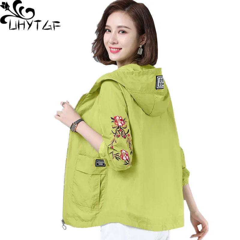 UHYTGF Fashion Womens Thin Sunscreen Clothing Hooded Breathable Outdoor SummerJacket Female Embroidered Short Big Size Coat 2109
UHYTGF Fashion Womens Thin Sunscreen Clothing Hooded Breathable Outdoor SummerJacket Female Embroidered Short Big Size Coat 2109