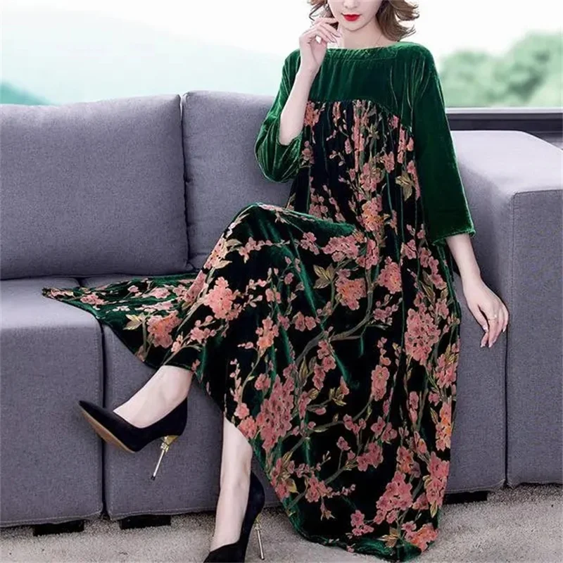 temperament Gold Velvet Autumn Winter Dress New Female High-End Loose Temperament Stitching Printed Large Swing Dress Mother
temperament Gold Velvet Autumn Winter Dress New Female High-End Loose Temperament Stitching Printed Large Swing Dress Mother