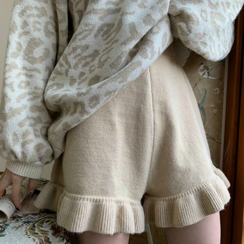 2020 Women Autumn Winter Elastic High Waist Wide Leg Short Pants Ruffles Hem Loose Shorts A-line Mini Trousers
2020 Women Autumn Winter Elastic High Waist Wide Leg Short Pants Ruffles Hem Loose Shorts A-line Mini Trousers