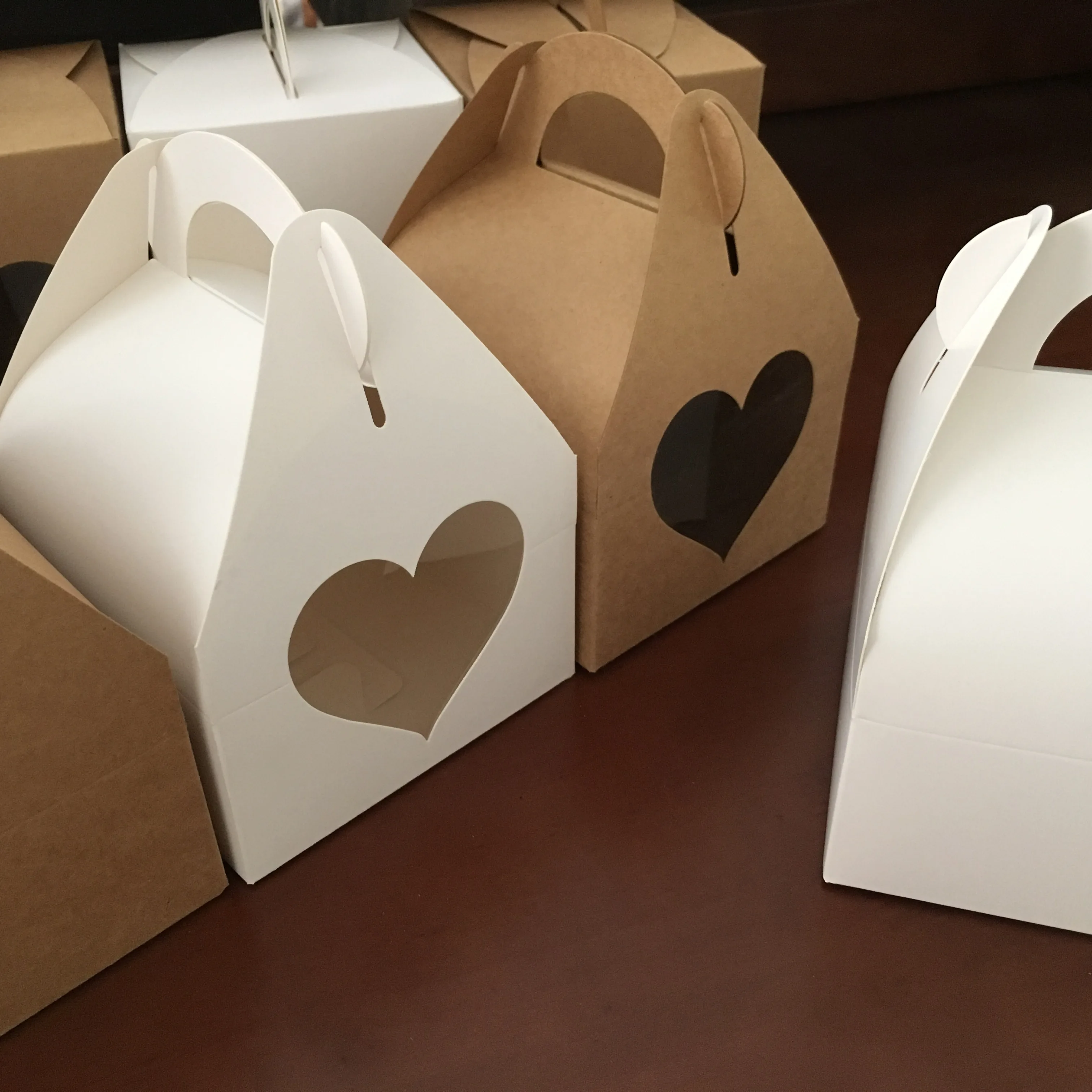 50Pcs/Lot Kraft Paper Box Packaging Wedding Party Gift Boxes With Transparent PVC Windows Handmade Small Cake Carry Boxes
50Pcs/Lot Kraft Paper Box Packaging Wedding Party Gift Boxes With Transparent PVC Windows Handmade Small Cake Carry Boxes