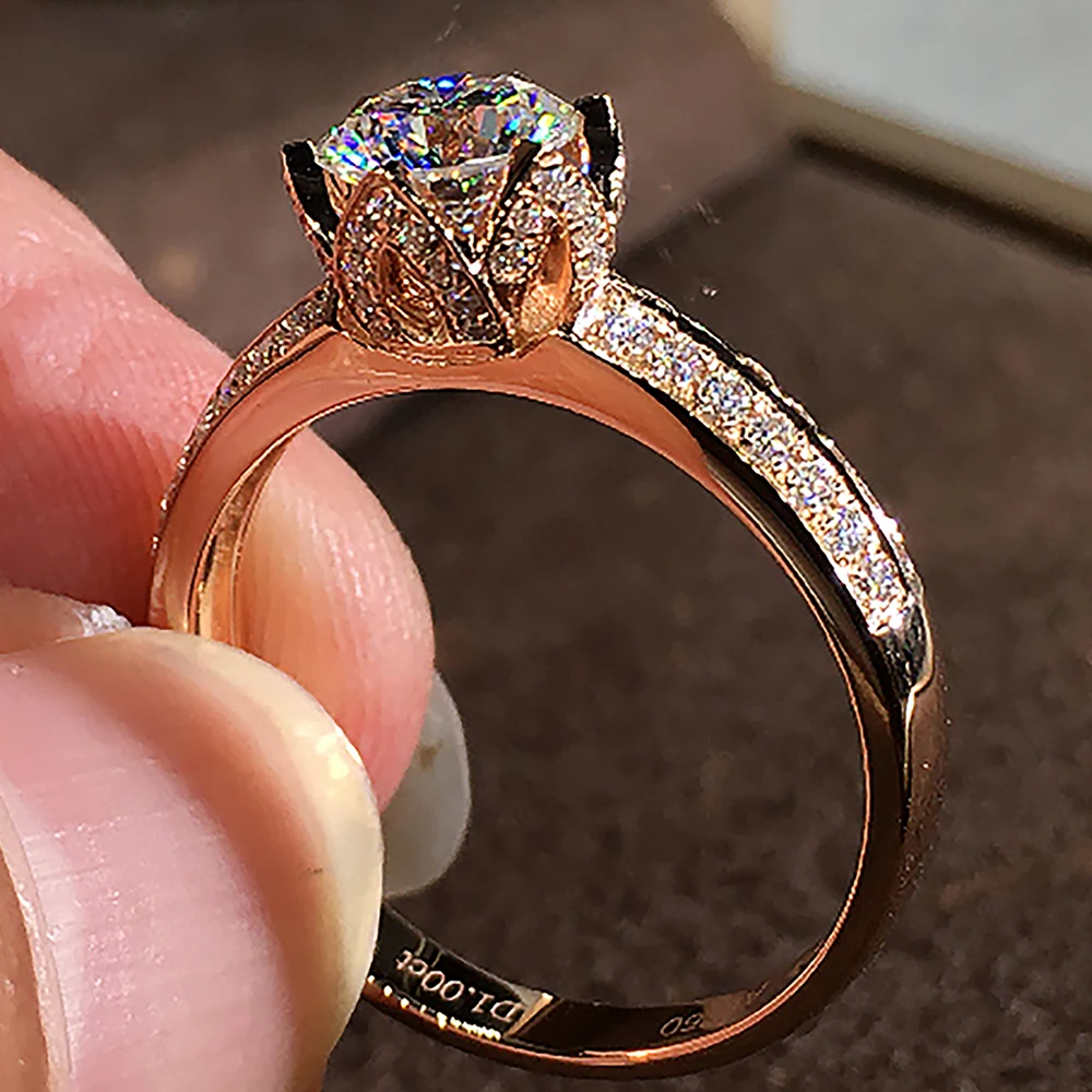 Custom Solid 18K Rose Gold Women Wedding Party Engagement Ring 1 2 3 4 5 Carat Round Moissanite Diamond Ring Flower Bud Trendy
Custom Solid 18K Rose Gold Women Wedding Party Engagement Ring 1 2 3 4 5 Carat Round Moissanite Diamond Ring Flower Bud Trendy