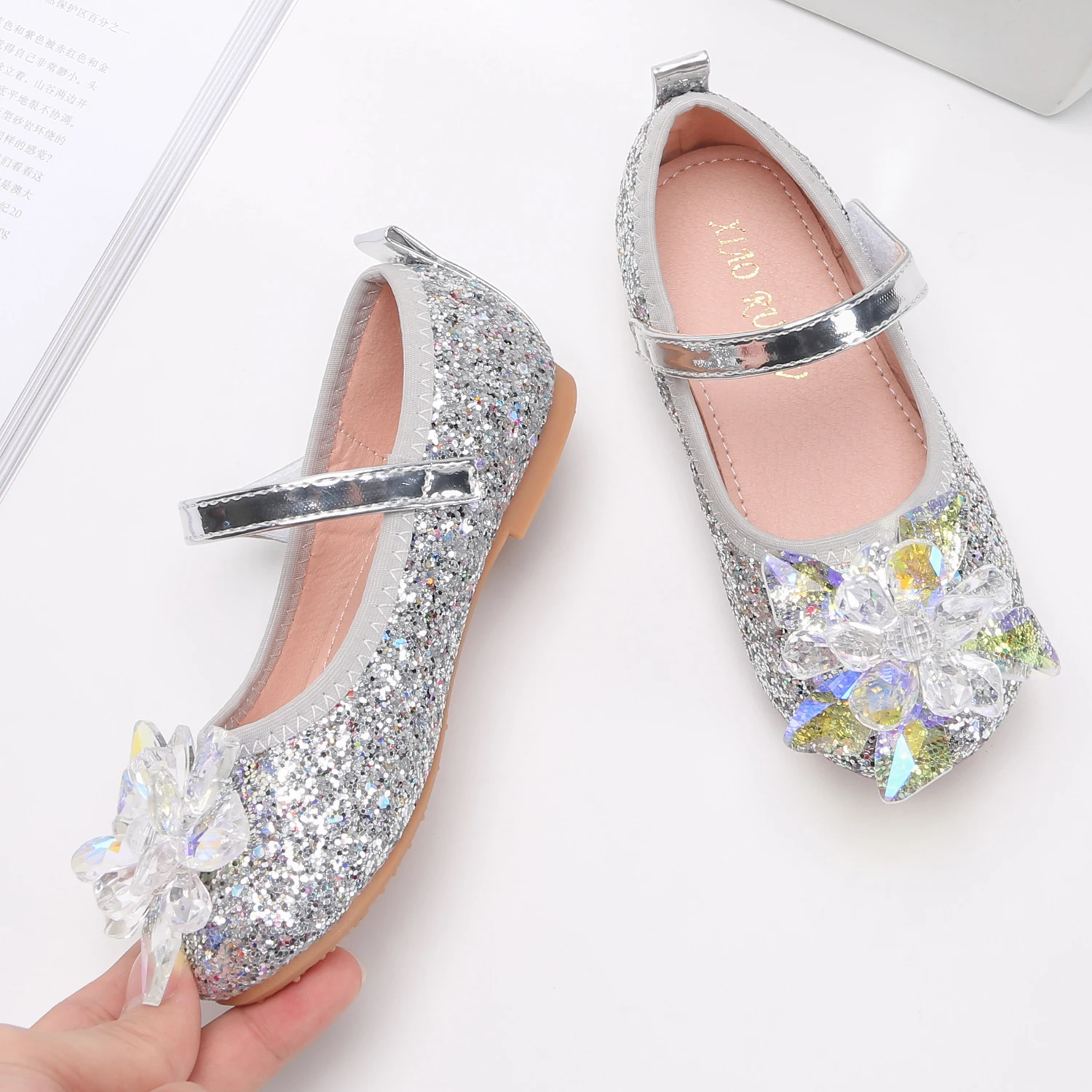 Fairy Tale Princess shoes Glitter with Clear Big Crystal Litte Girl's Dress Flats Mary Jane Birthday Party Stage Shows Round Toe
Fairy Tale Princess shoes Glitter with Clear Big Crystal Litte Girl's Dress Flats Mary Jane Birthday Party Stage Shows Round Toe