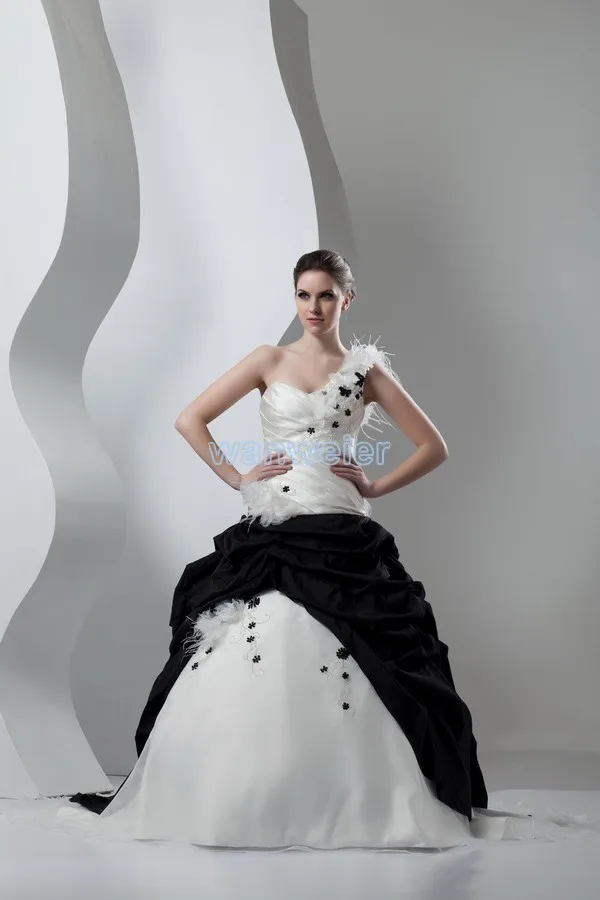 free shipping 2015 new design hot sale custom flowers bridal gown one shoulder white and black beading feathers wedding dress
free shipping 2015 new design hot sale custom flowers bridal gown one shoulder white and black beading feathers wedding dress